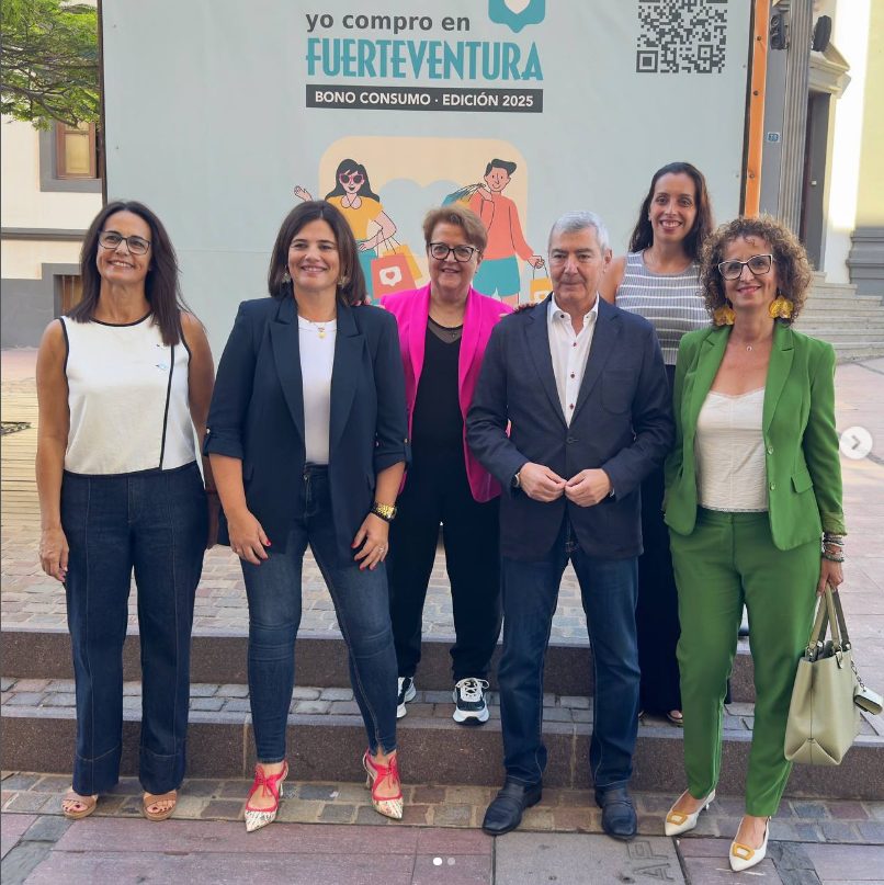 Representantes de La Gavia junto a autoridades en un acto institucional